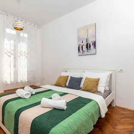 Apartment S With Three In The Centar