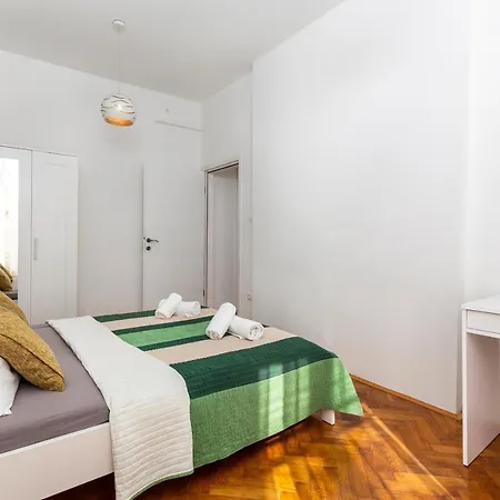 Apartment S With Three In The Centar *