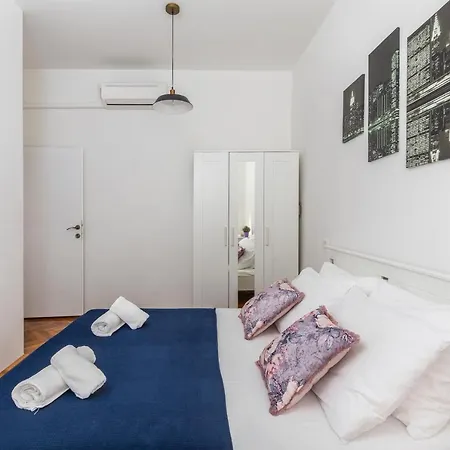 Apartment S With Three In The Centar