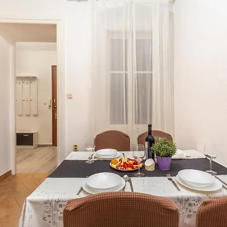 Apartment S With Three In The Centar *