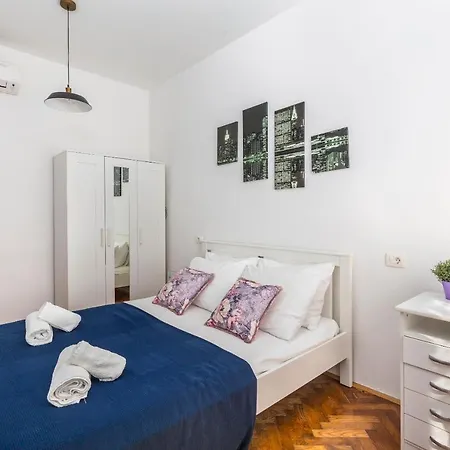 Apartment S With Three In The Centar